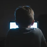 Enfant utilisant ChatGPT pour les devoirs sur un ordinateur portable