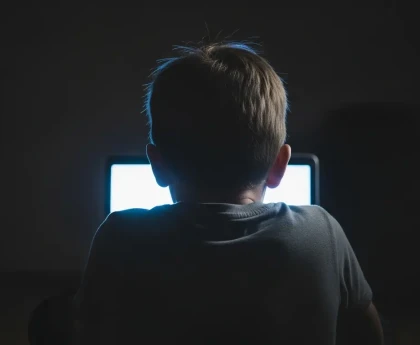 Enfant utilisant ChatGPT pour les devoirs sur un ordinateur portable