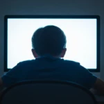 Un enfant fatigué devant un écran, là où les polices pour dyslexiques font toute la différence